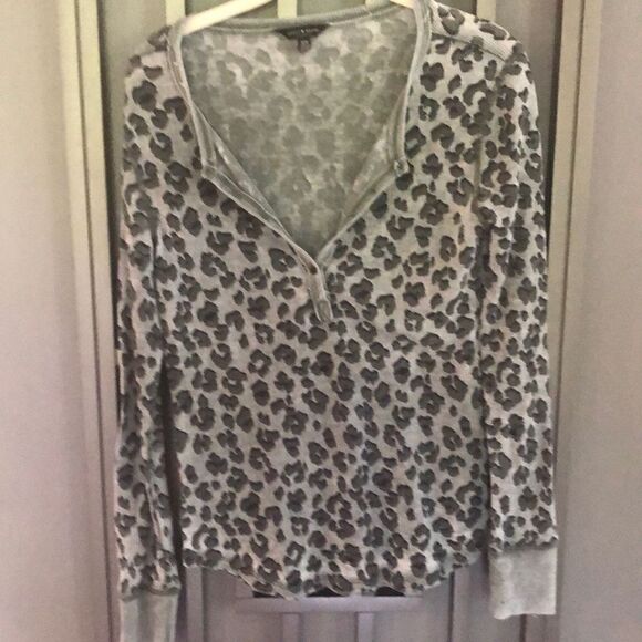Lucky Brand leopard Gray distressed thermal long sleeve top size M - Picture 1 of 4